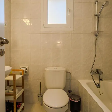 Seaside Sun Kissed House With Pool In Tourist Area Vakantiehuis Paphos