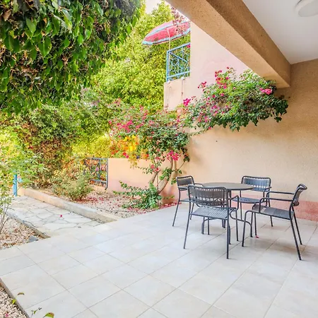 Nyaraló Seaside Sun Kissed House With Pool In Tourist Area