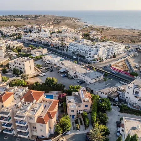 Vakantiehuis Seaside Sun Kissed House With Pool In Tourist Area Paphos