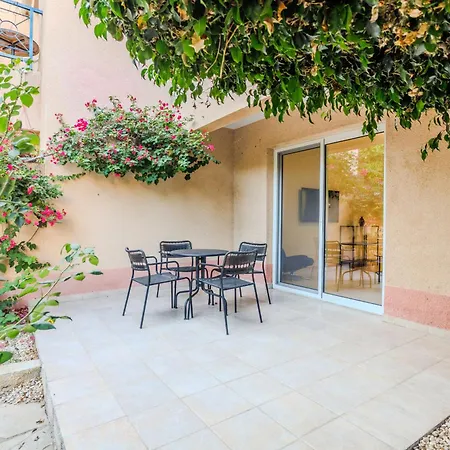 Seaside Sun Kissed House With Pool In Tourist Area Vakantiehuis