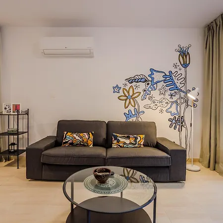 Vakantiehuis Seaside Sun Kissed House With Pool In Tourist Area Paphos