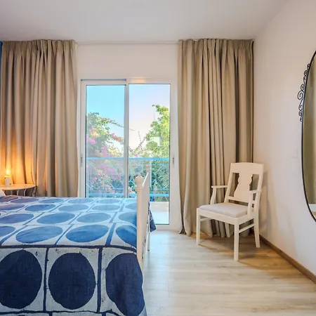 Seaside Sun Kissed House With Pool In Tourist Area Vakantiehuis