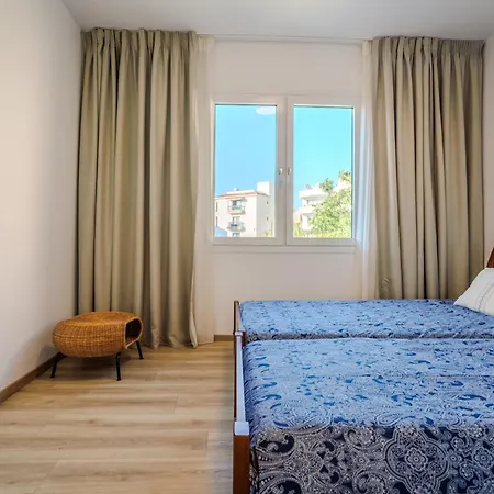 Vakantiehuis Seaside Sun Kissed House With Pool In Tourist Area