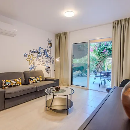 Seaside Sun Kissed House With Pool In Tourist Area Vakantiehuis Paphos