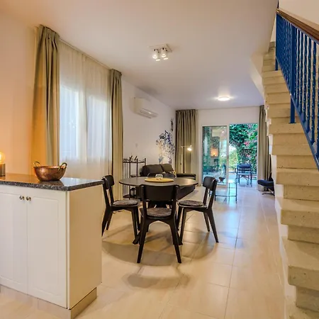 Seaside Sun Kissed House With Pool In Tourist Area Vakantiehuis