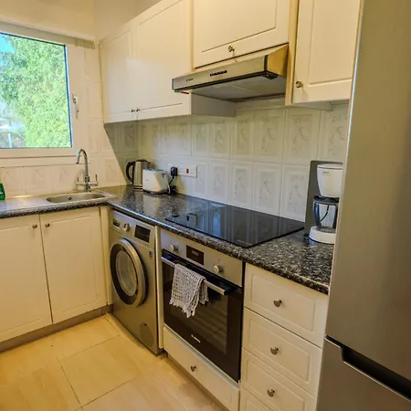 Vakantiehuis Seaside Sun Kissed House With Pool In Tourist Area Paphos