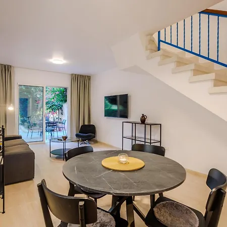 Nyaraló Seaside Sun Kissed House With Pool In Tourist Area