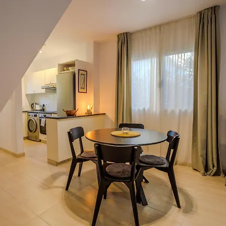 Seaside Sun Kissed House With Pool In Tourist Area Vakantiehuis Paphos