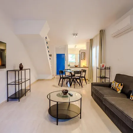 Seaside Sun Kissed House With Pool In Tourist Area Vakantiehuis