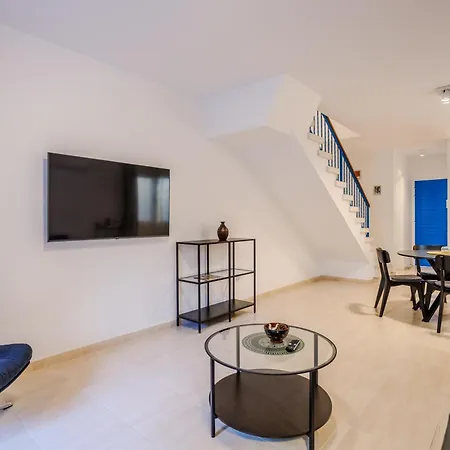 Vakantiehuis Seaside Sun Kissed House With Pool In Tourist Area