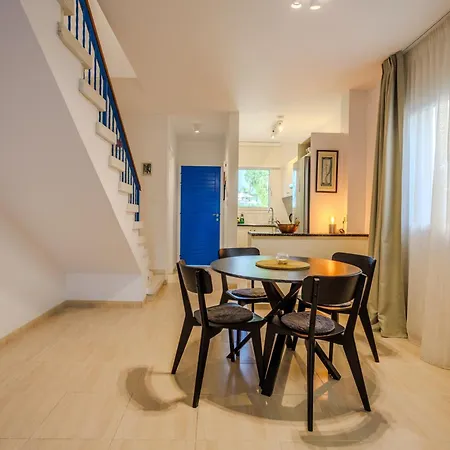 Seaside Sun Kissed House With Pool In Tourist Area Vakantiehuis *