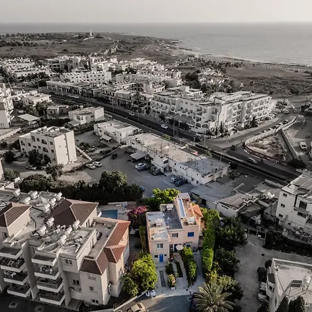 Vakantiehuis Seaside Sun Kissed House With Pool In Tourist Area Paphos