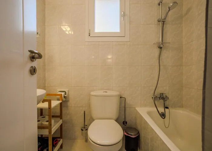 Seaside Sun Kissed House With Pool In Tourist Area بيت للعطل بافوس