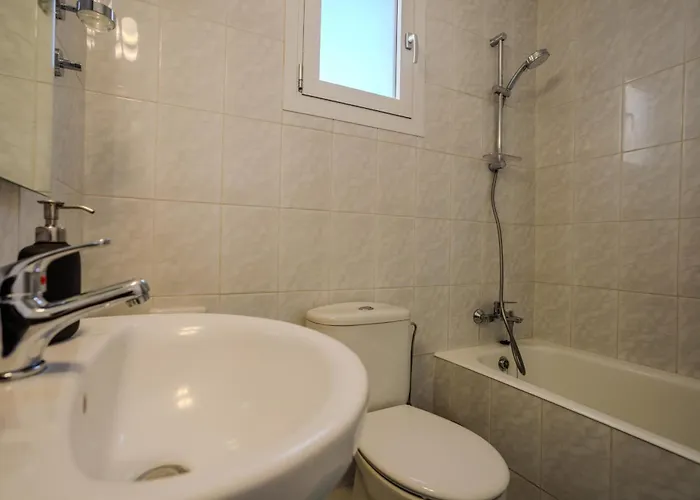 Seaside Sun Kissed House With Pool In Tourist Area بافوس