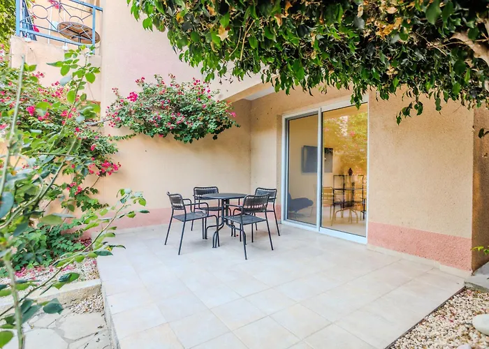 Seaside Sun Kissed House With Pool In Tourist Area بيت للعطل