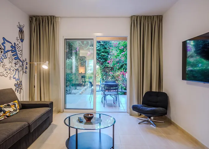 Seaside Sun Kissed House With Pool In Tourist Area * بافوس