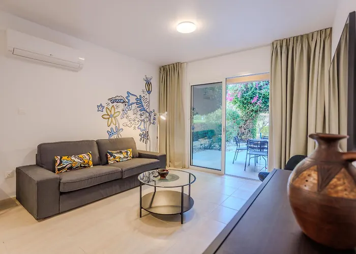 Seaside Sun Kissed House With Pool In Tourist Area بيت للعطل بافوس