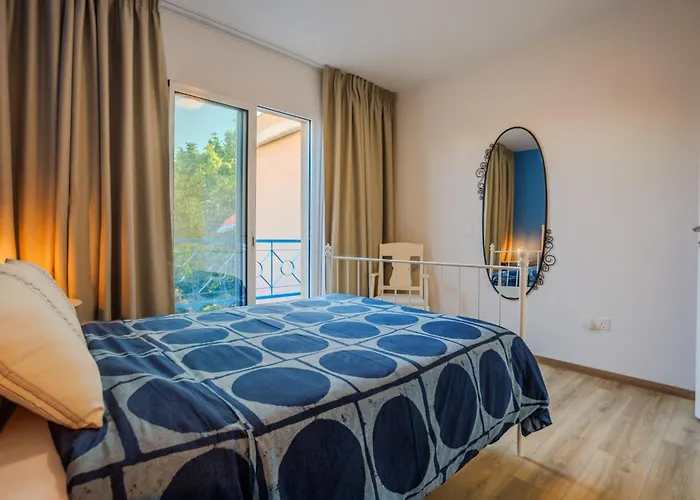 Seaside Sun Kissed House With Pool In Tourist Area * بافوس