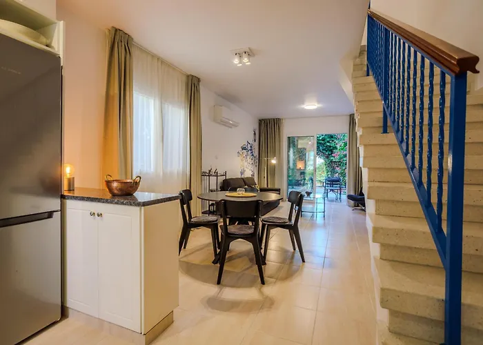 Seaside Sun Kissed House With Pool In Tourist Area بيت للعطل