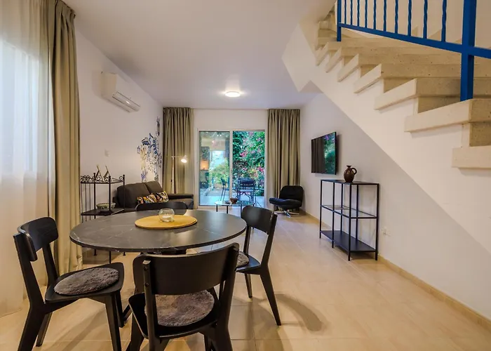 Seaside Sun Kissed House With Pool In Tourist Area بيت للعطل بافوس