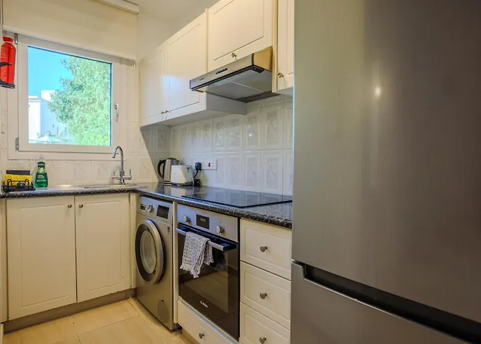 Seaside Sun Kissed House With Pool In Tourist Area بيت للعطل