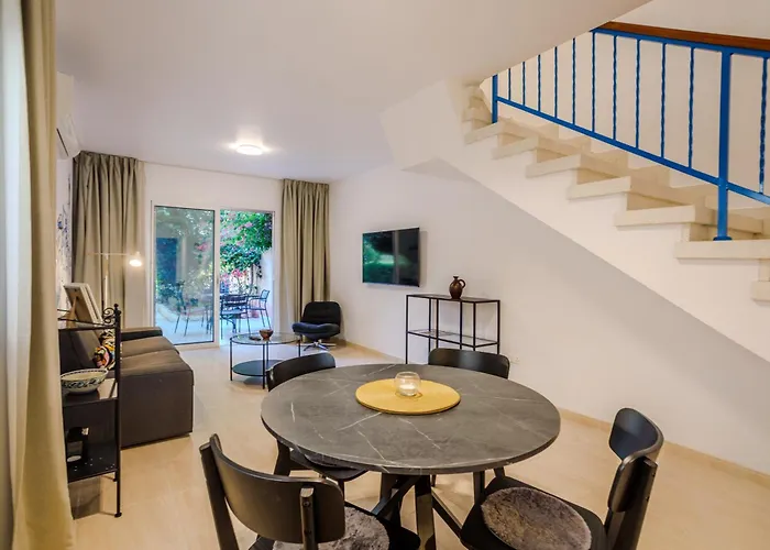 بيت للعطل Seaside Sun Kissed House With Pool In Tourist Area