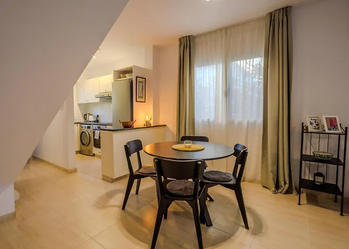 Seaside Sun Kissed House With Pool In Tourist Area بيت للعطل بافوس