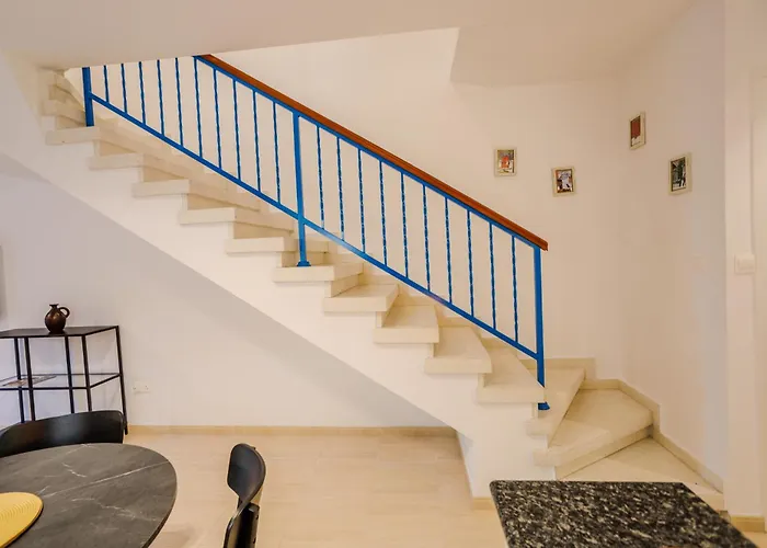 Seaside Sun Kissed House With Pool In Tourist Area بيت للعطل