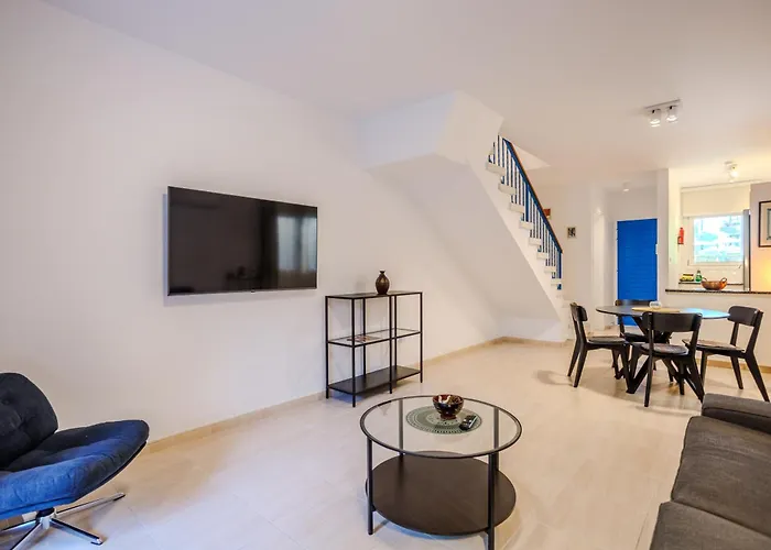 بيت للعطل Seaside Sun Kissed House With Pool In Tourist Area