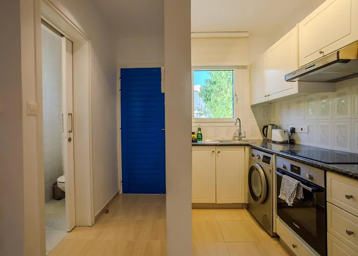 Seaside Sun Kissed House With Pool In Tourist Area بافوس