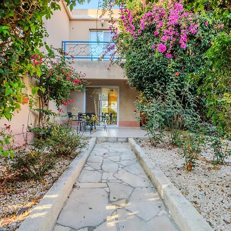 Seaside Sun Kissed House With Pool In Tourist Area Dom wakacyjny Pafos