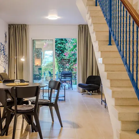 Seaside Sun Kissed House With Pool In Tourist Area *