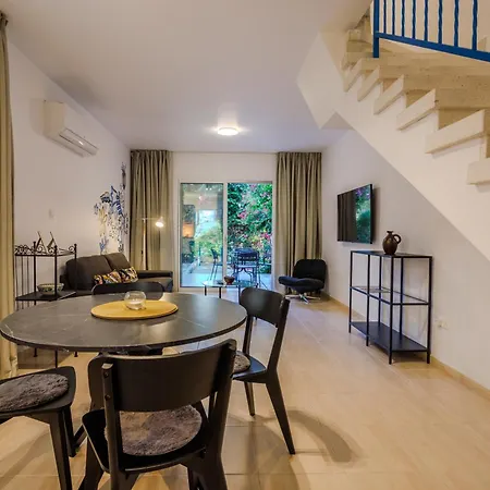 Seaside Sun Kissed House With Pool In Tourist Area Dom wakacyjny Pafos