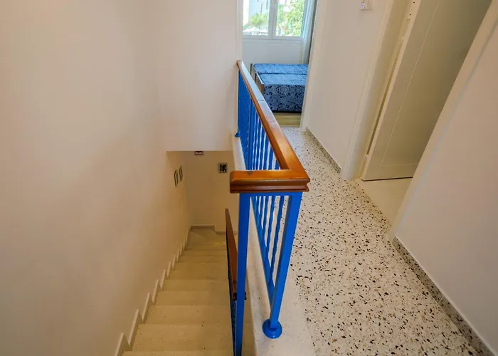 Seaside Sun Kissed House With Pool In Tourist Area Prázdninový dům *