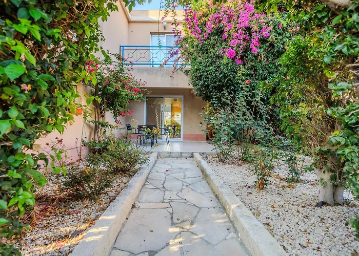 Seaside Sun Kissed House With Pool In Tourist Area Prázdninový dům Paphos