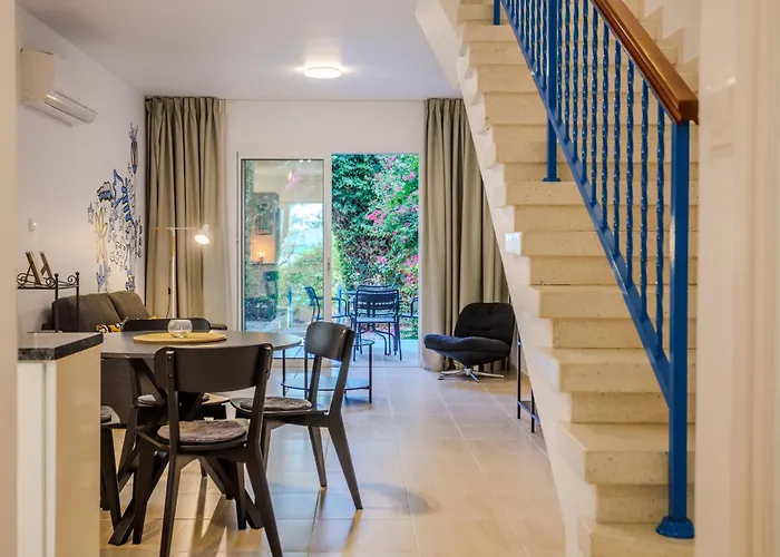 Seaside Sun Kissed House With Pool In Tourist Area *