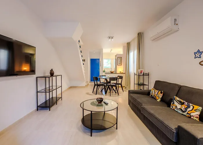 Seaside Sun Kissed House With Pool In Tourist Area Prázdninový dům