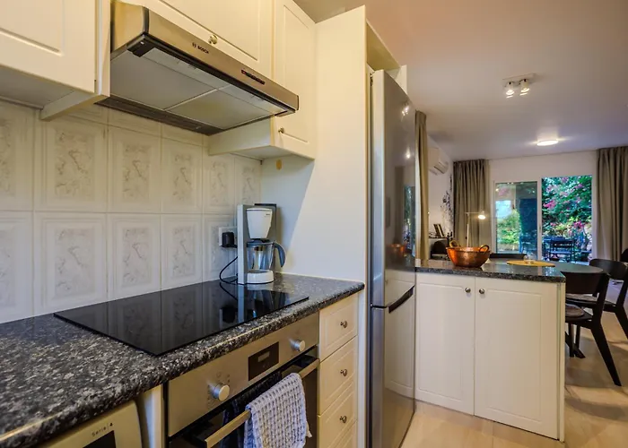 Seaside Sun Kissed House With Pool In Tourist Area Prázdninový dům *