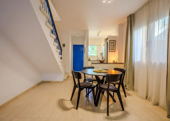 Seaside Sun Kissed House With Pool In Tourist Area Prázdninový dům *